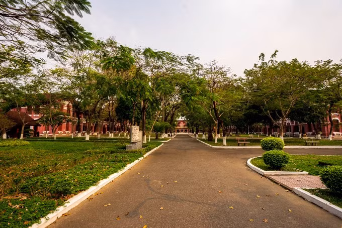 Bên trong sân trường THPT Hai Bà Trưng, đường Lê Lợi, Huế cũng là không gian tĩnh lặng. Trường này cũng thông báo cho học sinh toàn trường nghỉ học tiếp tục đến hết ngày 29/3/2020 và lưu ý học sinh thường xuyên theo dõi các thông báo của nhà trường trên internet.