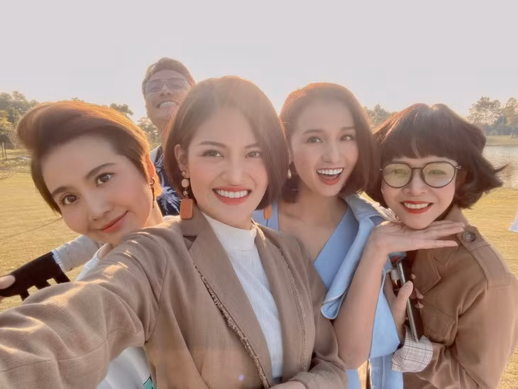 Thuỳ Anh thân thiết bên dàn diễn viên "Tình yêu và tham vọng".