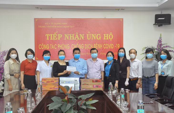 Trường THPT Chuyên Hạ Long trao hỗ trợ gồm tiền mặt và các nhu yếu phẩm cho các y bác sĩ Trung tâm Kiểm soát bệnh tật tỉnh.