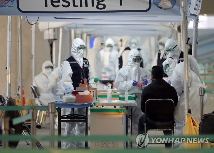 Nhân viên y tế tiến hành lấy mẫu xét nghiệm tại sân bay Incheon. Ảnh: Yonhap