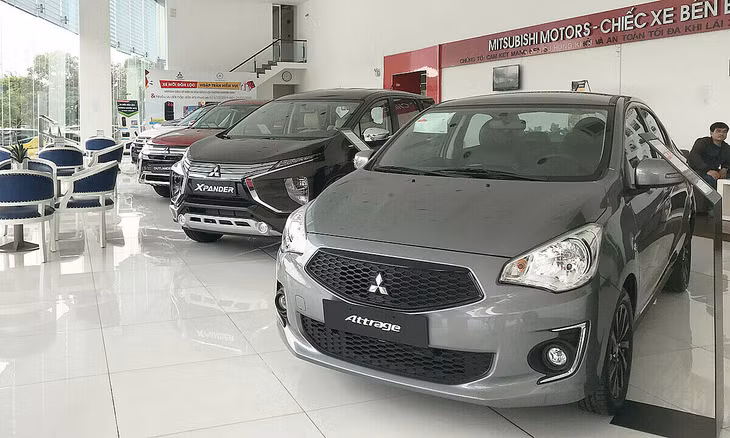Xe hơi trưng bày ở một đại lý Mitsubishi thuộc quận Bình Tân.
