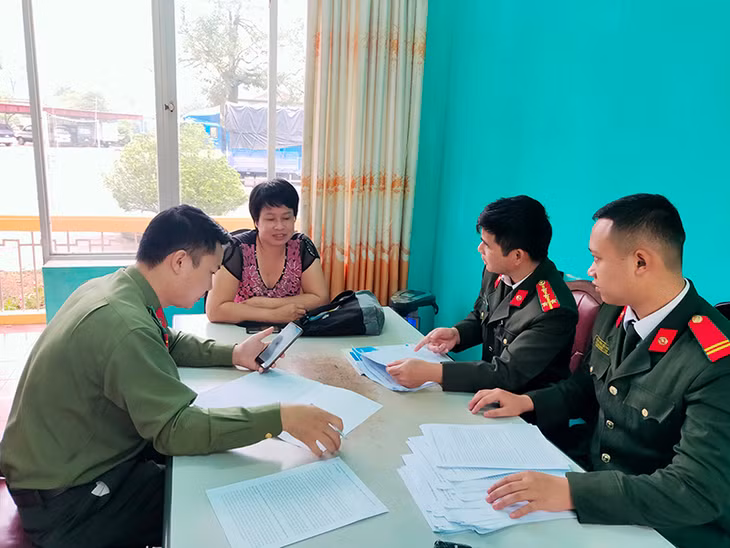 Đối tượng Hà Thị Sim và tài liệu bị thu giữ tại cơ quan Công an Ba Chẽ.