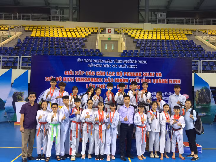Lê Văn Hướng cùng các em nhỏ trong CLB 