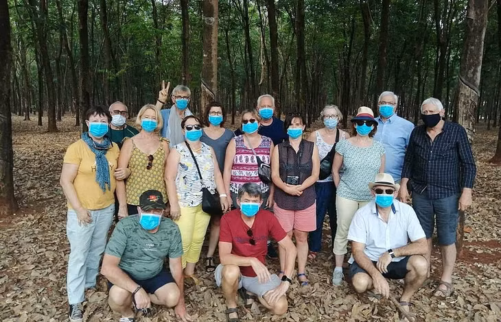 Đoàn khách Pháp phải vào tham quan rừng cao su ngoài kế hoạch trên đường từ Đăk Lăk về TP HCM ngày 17/3 sau khi bị Kon Tum từ chối. Ảnh: C.M.Q. 