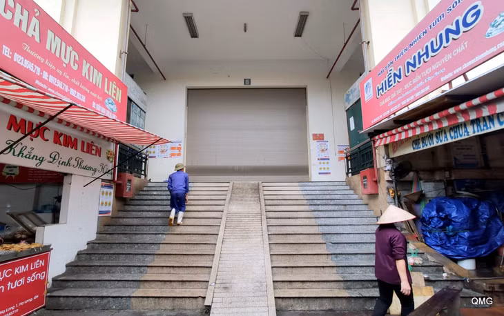 Các cửa phụ của Chợ Hạ Long I được đóng kín.