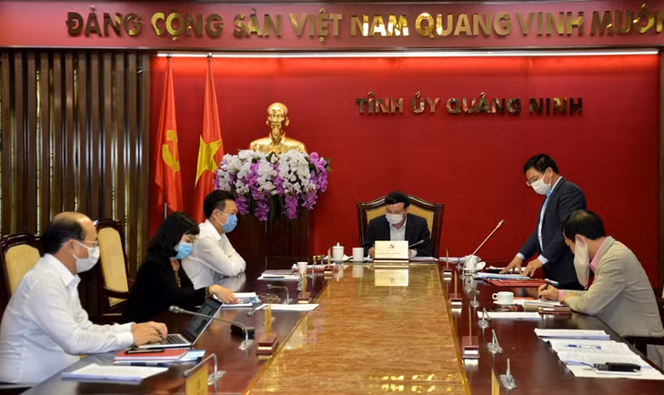 Đồng chí Nguyễn Văn Thắng, Phó Bí thư Tỉnh ủy, Chủ tịch UBND tỉnh chỉ đạo ý kiến tại cuộc họp.