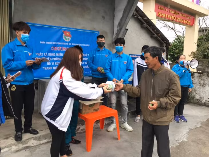 ĐVTN phường Bình Ngọc (TP Móng Cái) phát khẩu trang miễn phí cho người dân phòng chống dịch Covid-19