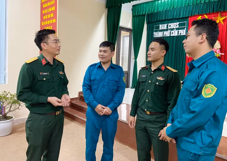 Anh Nguyễn Thanh Đinh (thứ 2, từ trái sang), Chỉ huy trưởng phường Cẩm Phú trò chuyện, chia sẻ kinh nghiệm với các đồng chí đồng nghiệp tại Ban CHQS TP Cẩm Phả. 