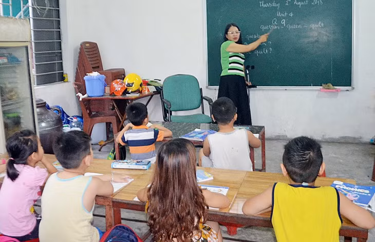Chị Nguyễn Hải Yến, Chủ nhiệm CLB Người khuyết tật TX Đông Triều thỉnh thoảng nhận dạy kèm ngoại ngữ cho các em học sinh tại địa phương năm 2019.