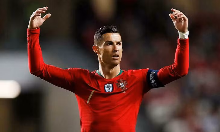 Ronaldo vẫn được Pele đánh giá cao hơn Messi. Ảnh: Reuters.
