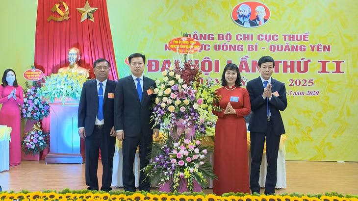 Thay mặt lãnh đạo Tỉnh, đồng chí Trịnh Thị Minh Thanh, Ủy viên BTV Tỉnh ủy, Phó Chủ tịch Thường trực HĐND tặng hoa đại hội.