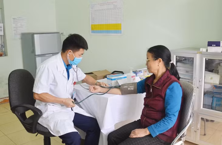 Bác sĩ Chạc Văn Tuấn, Trạm trưởng Trạm Y tế thị trấn Ba Chẽ (huyện Ba Chẽ), khám sức khỏe cho người dân trên địa bàn.