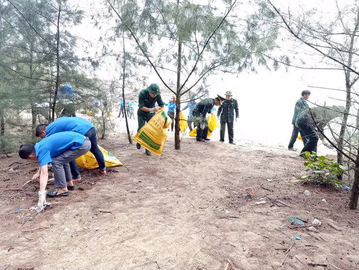 Các đoàn viên thanh niên chung tay dọn vệ sinh môi trường bãi biển Cái Chiên.