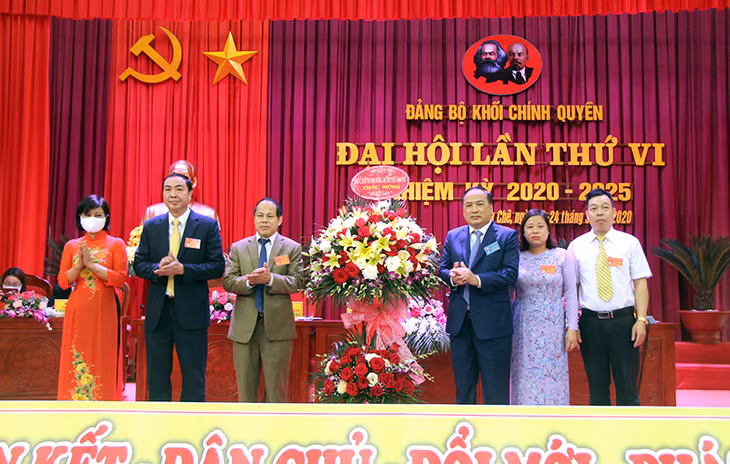 Lãnh đạo huyện tặng hoa chúc mừng Đại hội.