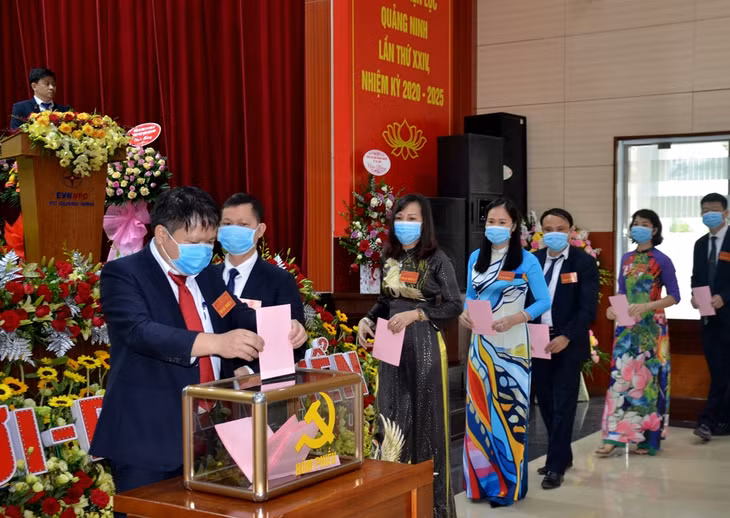 Các đại biểu bỏ phiếu bầu Ban Chấp hành Đảng bộ Công ty Điện lực Sơn La lần thứ VIII, nhiệm kỳ 2020-2025