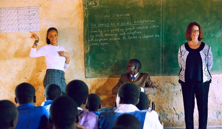 Rihanna (áo trắng) tới Malawi thực hiện dự án từ thiện của CLF năm 2018. Ảnh: Forbes.