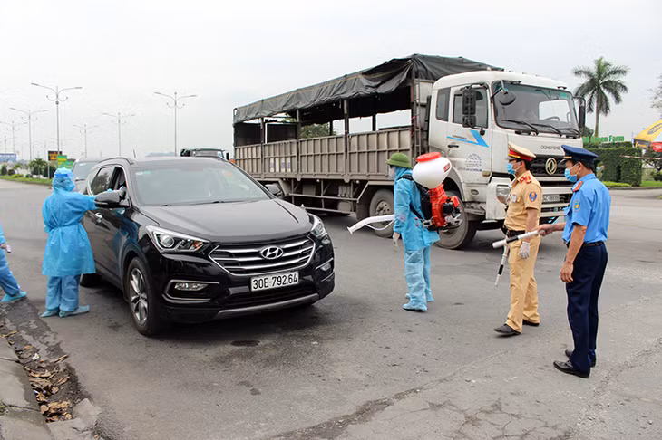 Lực lượng chức năng thị xã Đông Triều thực hiện nhiệm vụ tại chốt kiểm soát liên ngành 