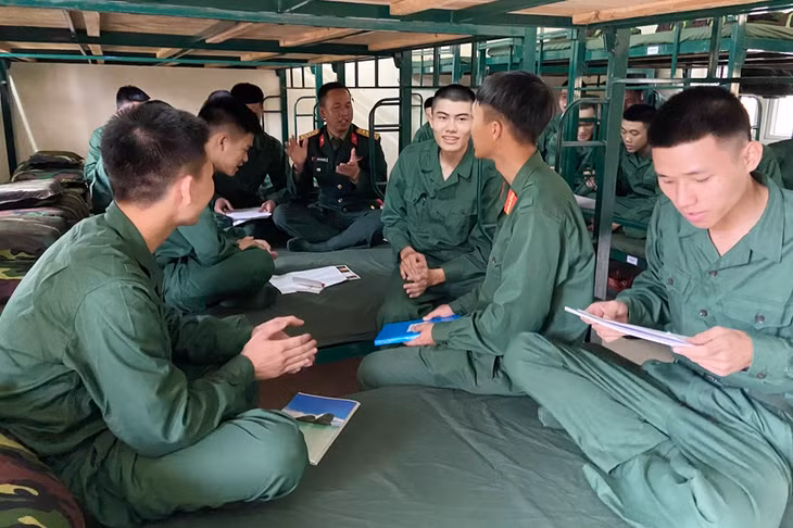 Cán bộ chỉ huy cùng chiến sĩ mới trao đổi, chia sẻ tâm tư, tình cảm trong những ngày đầu nhập ngũ. 