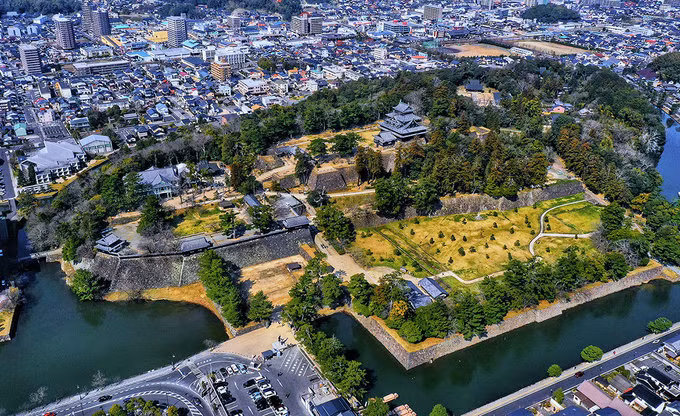 Matsue (Shimane, Nhật Bản) là lâu đài còn sót lại duy nhất ở khu vực Sanin trên bờ biển phía Tây Nhật Bản. Đây còn được gọi là "lâu đài Chidori" bởi phần mái giống như con chim đang giang rộng cánh. Nằm ở địa thế trung tâm, tọa lạc trên đỉnh một quả đồi cao có thể bao quát bốn bề. Đây là một trong 12 lâu đài tại Nhật Bản vẫn giữ được kiến trúc cho dù chiến tranh, thời gian và thiên tai tàn phá.