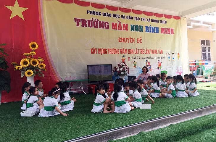 Cô và trò Trường Mầm non Bình Minh, xã Bình Khê, TX Đông Triều sinh hoạt chuyên đề lấy trẻ làm trung tâm.