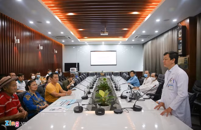 Gia đình NSND Lý Huỳnh quyên góp 500 triệu ủng hộ Bệnh viện Chợ Rẫy chống dịch Covid-19. Ảnh: Duy Anh.