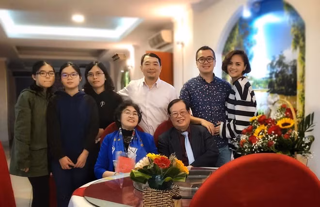 Bạn trai tin đồn đăng nhiều tấm ảnh tình cảm với Thu Quỳnh trên trang cá nhân.