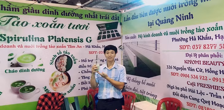 Tiến sĩ Vinh giới thiệu sản phẩm tảo xoắn tươi.