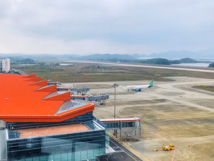 Phát huy lợi thế của Cảng hàng không quốc tế Vân Đồn để mở rộng liên kết du lịch vùng miền. 