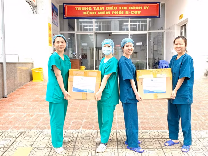 Nhân viên y tế tiếp nhận các phần quà do các nhà hảo tâm trao tặng.