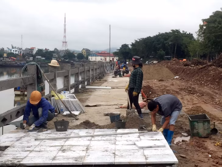 Thi công vỉa hè thuộc dự án phát triển các đô thị dọc hành lang tiểu vùng sông Mê Kong lần thứ 2 tại Móng Cái.