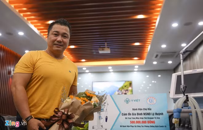 Diễn viên Lý Hùng và gia đình chung tay với Chính phủ để phòng chống dịch Covid-19. Ảnh: Duy Anh.