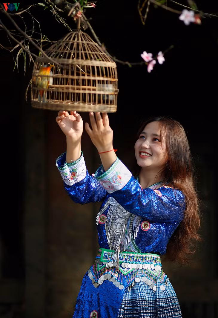 Thiếu nữ Mông trên bản Cu Vai.