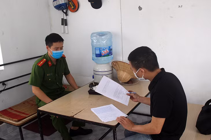 Lực lượng chức năng làm việc với anh Hoàng Thanh Tùng.