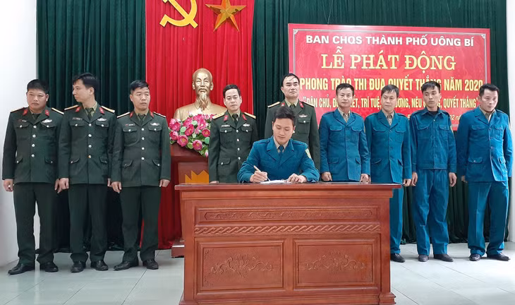 Lực lượng vũ trang TP Uông Bí ký kết giao ước thi đua năm 2020.