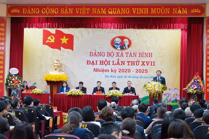 Đồng chí Nguyễn Xuân Ký, Bí thư Tỉnh ủy, Chủ tịch HĐND tỉnh phát biểu chỉ đạo tại Đại hội Đảng bộ xã lần thứ XVII, nhiệm kỳ 2020-2025. Đây là một trong hai đảng bộ xã/phường đầu tiên trong toàn tỉnh tổ chức đại hội nhiệm kỳ 2020-2025