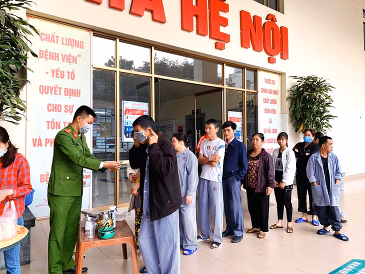 ĐVTN Phòng Quản lý hành chính về trật tự xã hội phát cháo từ thiện cho bệnh nhân đang điều trị tại Bệnh viện Đa khoa tỉnh, trong tháng 2/2020