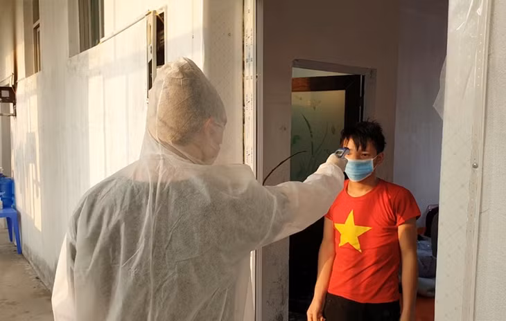 Bác sỹ Thức (Trung tâm Y tế TP Móng Cái) đo thân nhiệt từng người cách ly 2 lần/ngày