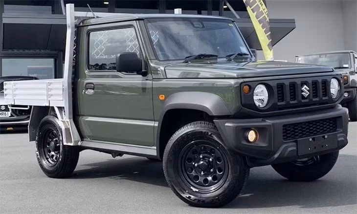 Mẫu Jimny phiên bản có thùng sau được bày bán tại đại lý Suzuki ở Auckland, New Zealand. Ảnh: Driven