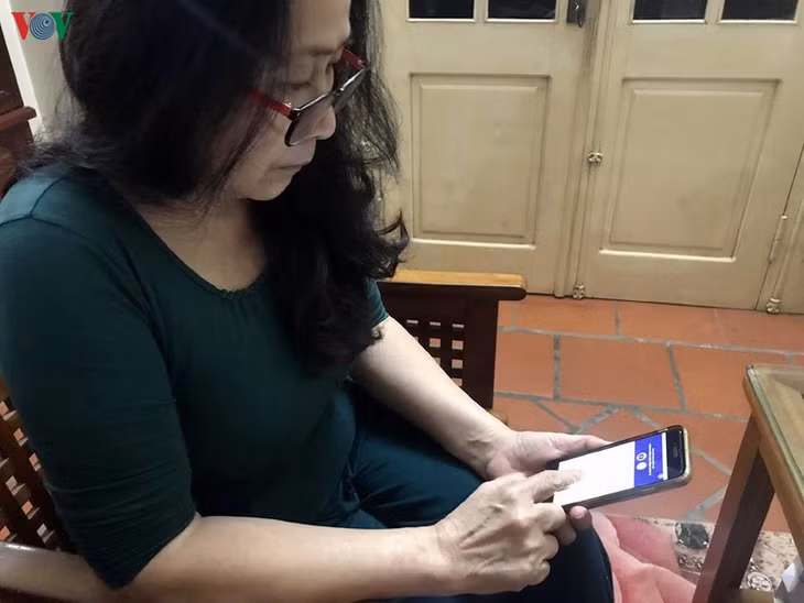 Với người cao tuổi, kỹ năng sử dụng điện thoại thông minh còn hạn chế nên nếu công tác khai báo y tế điện tử gặp nhiều khó khăn.
