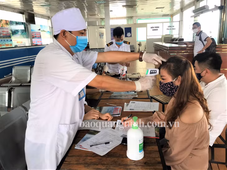 Khi lên tàu, hành khách phải đảm bảo đeo khẩu trang đầy đủ và được rửa tay bằng dung dịch sát khuẩn. 