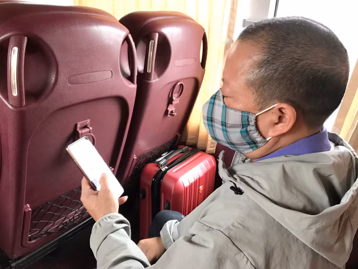 Người dân đeo khẩu trang đầy đủ khi đi xe khách. 