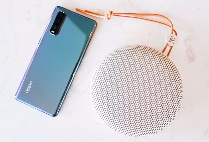 Một điểm không thể bỏ qua là phần dây da móc vào thân loa, tạo điểm nhấn sang trọng hơn cho chiếc loa Beoplay A1, bên cạnh sản phẩm flagship Oppo Find X2.