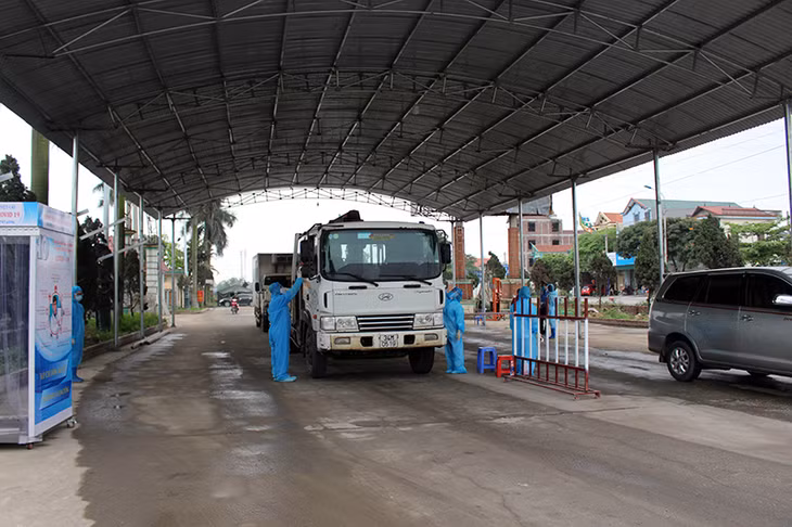 Chốt kiểm soát tại cầu Vàng Chua (xã Bình Dương) được lắp đặt mái che.