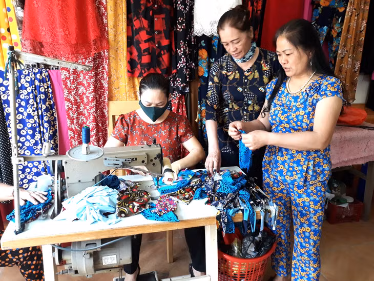 Chị em phụ nữ Cẩm Phả may khẩu trang từ nhiều loại vải hoa đẹp tạo cảm hứng cho người đeo