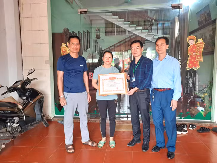 UBND xã Hải Lạng(Tiên Yên) khen thưởng gia đình hoãn đám cưới để phòng chống dịch. (Ảnh: Trần Hoàn, Trung tâm TT-VH Tiên Yên)