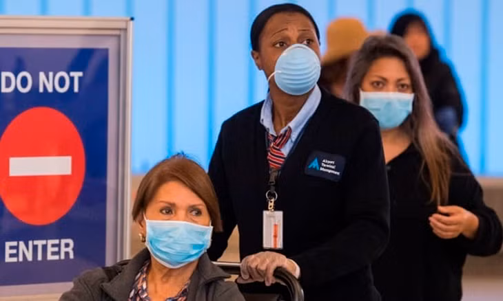 Hành khách đeo khẩu trang phòng dịch tại sân bay quốc tế Los Angeles ở bang California, Mỹ hôm 5/3. Ảnh: AFP.