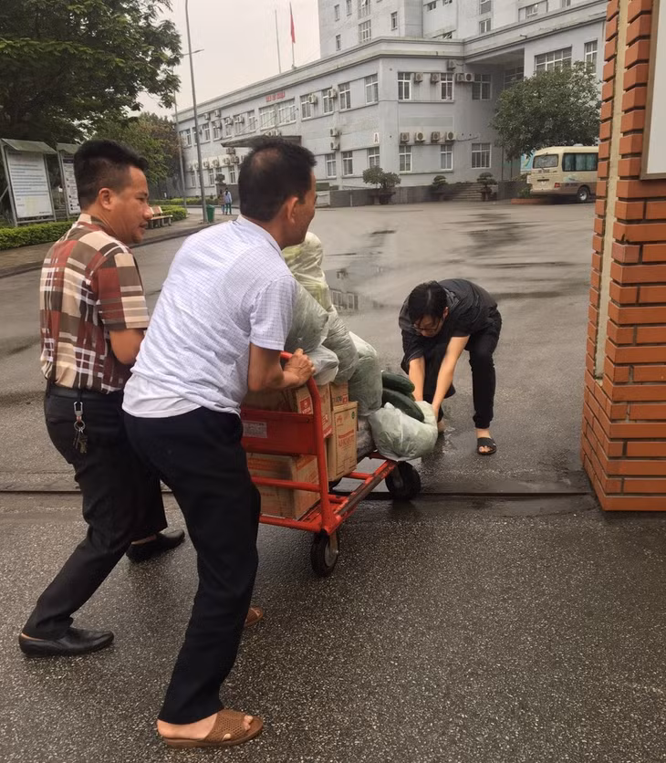 Hơn 1,5 tạ dưa hấu được Cùng vận chuyển hơn 1,5 tạ dưa hấu do anh chị Tiến Hưng, Phạm Huyền (phố Dốc học)