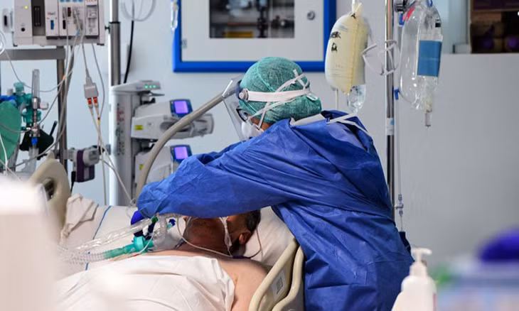 Một nhân viên y tế điều trị cho bệnh nhân tại một bệnh viện ở vùng Lombardy hôm 17/3. Ảnh: AFP.