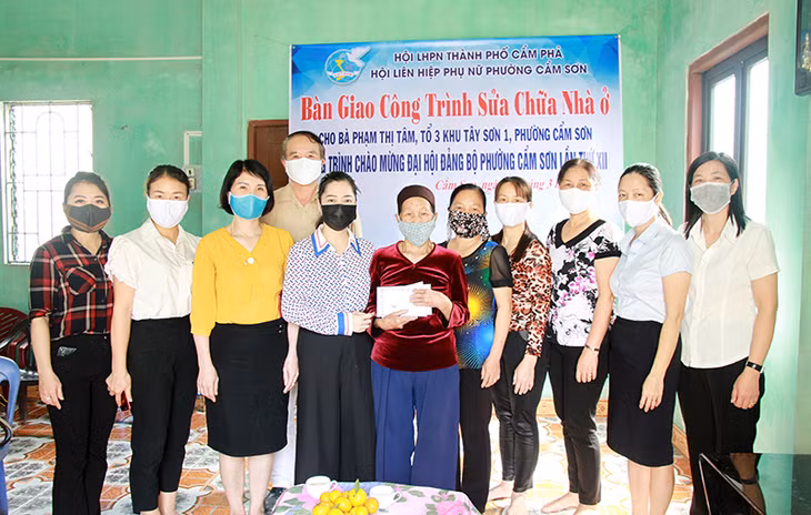 Hội LHPN thành phố Cẩm Phả và phường Cẩm Sơn trao tiền hỗ trợ cho bà Phạm Thị Tâm