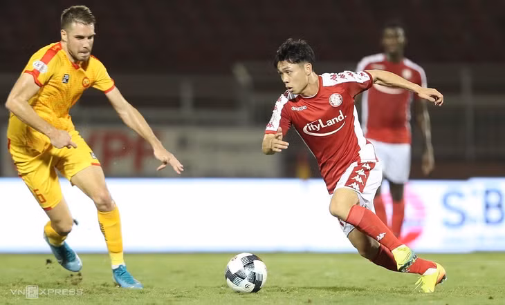 Công Phượng đi bóng trong trận TP HCM thắng Thanh Hóa 1-0 ở vòng 2 V-League 2020 trên sân Thống Nhất. Ảnh: Đức Đồng.